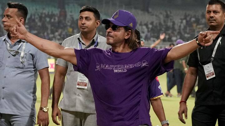 এই মুহূর্তের খানিক পরেই একটি ভিডিও ভাইরাল হয় সোশ্যাল মিডিয়ায়। সেখানে দেখা যায় ঠান্ডা মাথায় বিমানবন্দরের প্রবেশদ্বারের দিকে এগিয়ে যাচ্ছেন অভিনেতা, আর তাঁর অনুরাগীরা নাম ধরে চিৎকার করে ডাকছেন।