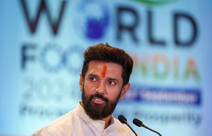 कंगना और चिराग साल 2011 में मिले न मिले हम में साथ नजर आए थे. लोकसभा चुनाव 2024 में जीत दर्ज करने के बाद दोनों कई मौकों पर साथ दिखे थे.