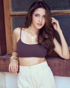 Neha Shetty : బ్రాలెట్​లో హాట్​ ఫోజులిచ్చిన నేహా శెట్టి.. గోల్డెన్ జ్యూవెలరీతో ఎలా ఉందో చూశారా?