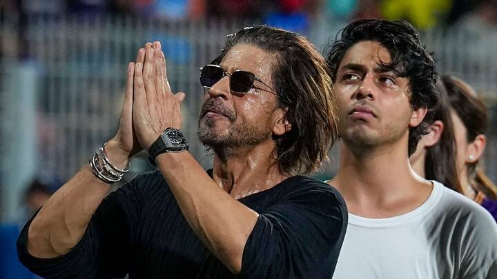 যে ভিডিও ভাইরাল হয়েছে তাতে স্পষ্ট দেখা না গেলেও নড়ন চড়ন দেখে আন্দাজ করাই যায়, যে উচ্ছ্বসিত অনুরাগীরা এসে রীতিমতো ধাক্কা দেয় দেহরক্ষীকে। সবটাই অভিনেতার সঙ্গে ছবি তোলার জন্য।