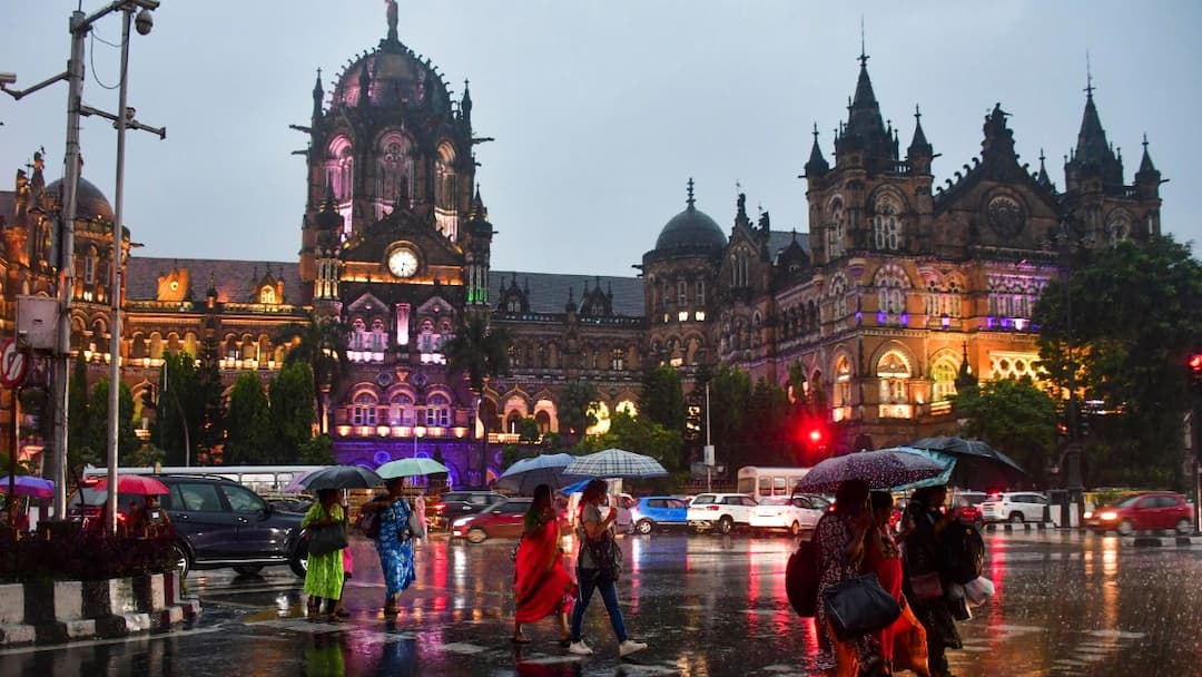 Maharashtra Rains Mumbai IMD Red Alert 1 Dead School Colleges Closed Traffic Local Train Flight Schedule Hit Maharashtra Rains: Chaos At Train Stations As Waterlogging Disrupts Life In Mumbai — Watch