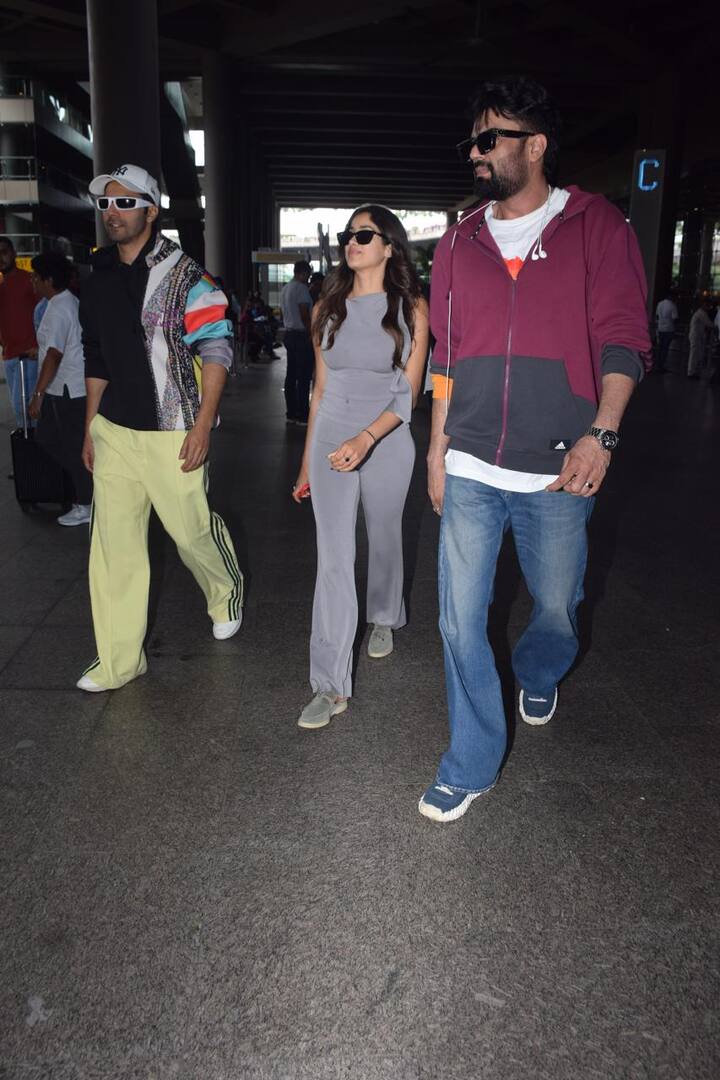 जाह्नवी कपूर, वरुण धवन और मनीष पॉल की ये तस्वीरें मुंबई एयरपोर्ट की हैं. जहां पर वीरवार की सुबह पैपराजी ने तीनों को एकसाथ स्पॉट किया.