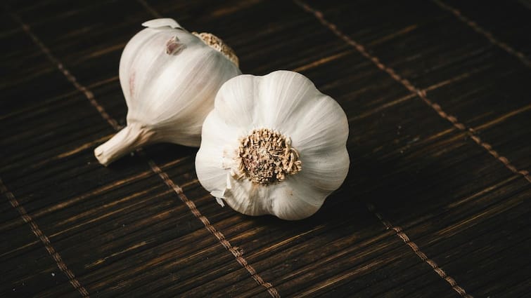 5 Easy Ways To Store Garlic Fresh For Longer பூண்டு நீண்ட நாட்களுக்கு பிரெஷ்ஷாக இருக்க வேண்டுமா? இதோ டிப்ஸ்..