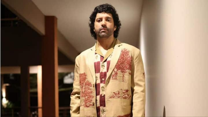 Farhan Akhtar New Car: बॉलीवुड एक्टर फरहान अख्तर इस वक्त अपनी अपकमिंग फिल्म '120 बहादुर' में बिजी चल रहे हैं. इसी बीच एक्टर ने कुछ ऐसा किया है कि सोशल मीडिया पर उनकी खूब चर्चा हो रही है.