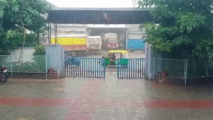 ભાવનગર શહેરના કુંભારવાડા વિસ્તારમાં 2 ઈંચ વરસાદને કારણે જળબંબાકારની સ્થિતિ સર્જાઈ હતી. ઘરોમાં વરસાદી પાણી ઘૂસી જતાં સ્થાનિક રહીશો મુશ્કેલીમાં મુકાયા હતા. આ વિસ્તારમાં દર વર્ષે સામાન્ય વરસાદમાં પણ પાણી ભરાવાની સમસ્યા સર્જાય છે.