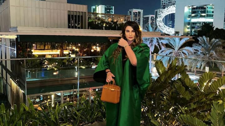 दुबई के व्यवसायी जमाल अल नदक ने ब्रिटिश मूल की लड़की से शादी की है. वो अपनी वाइफ को बिकनी पहनने से रोकना नहीं चाहते थे. इसलिए उन्होंने एक प्राइवेट आईलैंड ही खरीद लिया.