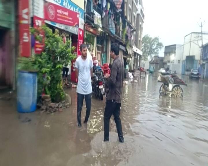 તળાજા તાલુકામાં પણ ભારે વરસાદ નોંધાયો હતો. અલંગ, મણાર, કઠવા અને મથાવડા સહિતના ગામોમાં ધોધમાર વરસાદ વરસ્યો હતો.