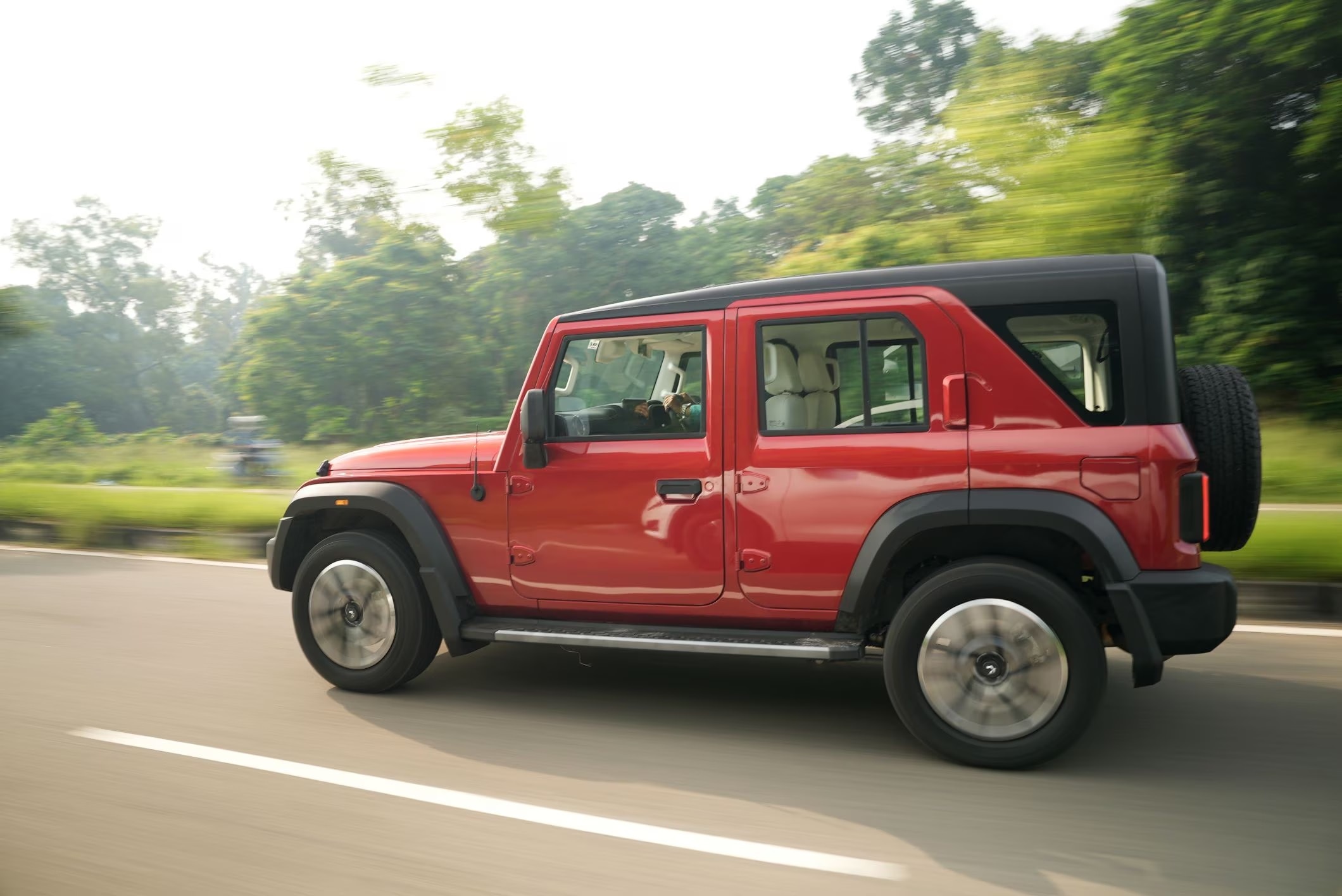 Mahindra Thar Roxx: મહિન્દ્રા થાર રોક્સનું નવું વેરિયન્ટ આવી ગયું, જાણો સસ્તું કે મોંઘું.. શું છે તેની કિંમત?