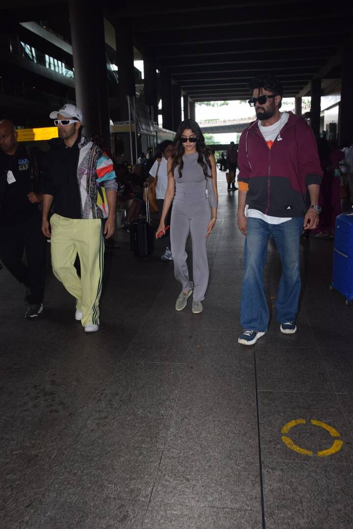 बात करें जाह्नवी कपूर की तो इन तस्वीरों में एक्ट्रेस का हमेशा की तरह स्टाइलिश लुक देखने को मिला.