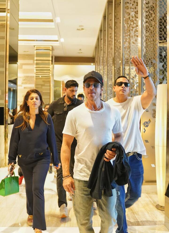 In these latest pictures, Shahrukh Khan is seen in a casual look. He is wearing a white T-shirt and blue denim.
