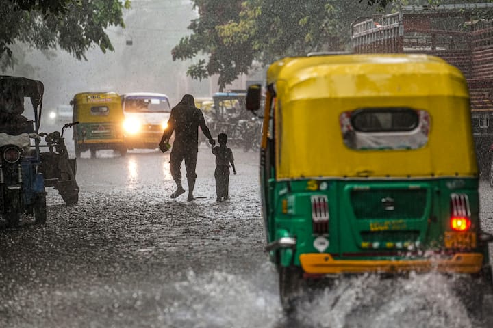 Delhi Weather Update: मौसम विभाग ने दिल्ली-एनसीआर में आज से 28 सितंबर तक बारिश (Rain) की भविष्यवाणी की है. इस दौरान तापमान में गिरावट आने की संभावना है. साथ ही दिन भर बादल छाए रहेंगे.