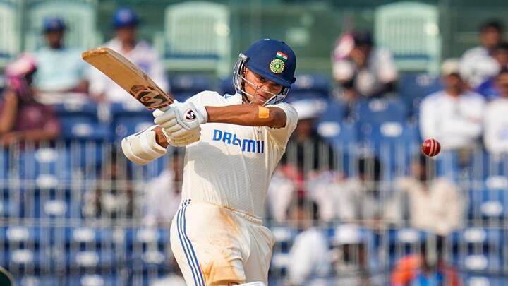 இந்திய அணி வீரர் யஜஸ்வி ஜெய்ஸ்வால் வங்கதேச அணிக்கு எதிரான போட்டியில் அரைசதம் அடித்ததன் மூலம் ஒரு இடம் முன்னேறி உள்ளார். அதன்படி 751 புள்ளிகளுடன் ஐந்தாவது இடத்தை பிடித்துள்ளார்.