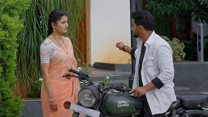 తన ఎమ్మెల్యే టికెట్ కి అడ్డొస్తున్న వ్యక్తిని చంపిరమ్మని మహదేవయ్య క్రిష్ ని పంపిస్తాడు. నిజం తెలిసిన సత్య..తన భర్తను ఆపేందుకు ప్రయత్నించి విఫలమవుతుంది.