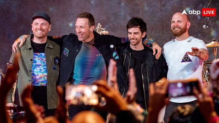 Coldplay Concert: मशहूर ब्रिटिश राॅक बैंड कोल्डप्ले अगले साल जनवरी में मुंबई में कॅान्सर्ट करने जा रहा है. जिसके लिए टिकटों की वेटिंग लाइन 99 लाख के पास पहुंच गई है, करण जौहर तक को नहीं मिला है टिकट.