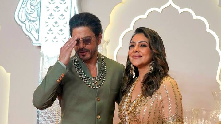 স্বাভাবিকভাবেই তাঁর দেহরক্ষী একেবারে অভিনেতার গা ঘেঁষে ছিলেন, যাতে তাঁকে রক্ষা করতে পারেন সমস্ত আকস্মিক ঘটনা থেকে। উচ্ছ্বসিত অনুরাগীদের ভিড়ে অঘটন ঘটতে কতক্ষণ আর! চারিদিকে তখন ক্যামেরার ঝলকানি।