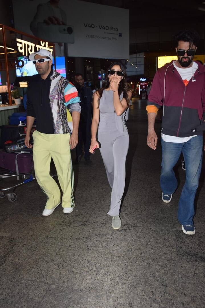 वहीं जाह्नवी ने आंखों पर काला चश्मा और खुले बालों के साथ अपना लुक कंपलीट किया है. तस्वीरों में एक्ट्रेस दोनों एक्टर्स के बीच में चलती हुई नजर आ रही हैं.