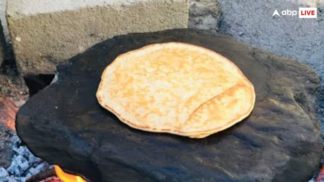 पाकिस्तान में बनती है ये 'पत्थर की रोटी', खूब चाव से खाते हैं लोग Patthar ki Roti from Pakistan balochistan is made with stone and know as stone bread पाकिस्तान में बनती है ये 'पत्थर की रोटी', खूब चाव से खाते हैं लोग
