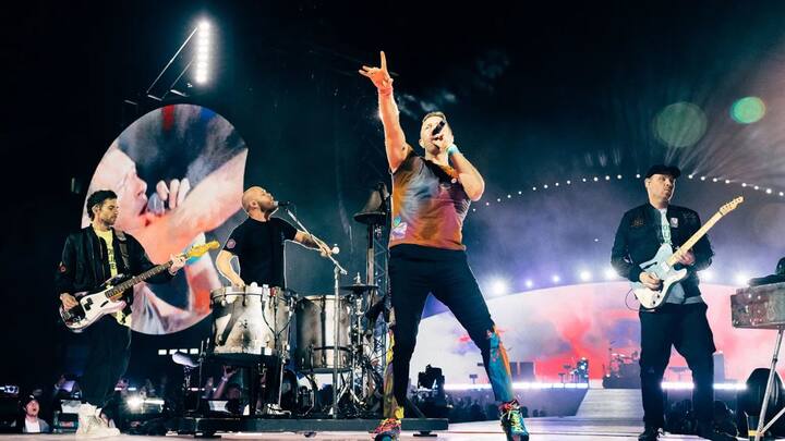 इसके लिए टिकट की सेल ऑनलाइन शुरू हो चुकी है. शुरुआत में कंसर्ट की टिकट 2000 रुपये से लेकर 35000 रुपये के बीच थी. लेकिन इसके बाद टिकट रीसेलिंग प्लेटफार्म Viagogo ने इसकी टिकट को 10 लाख रुपये तक लिस्ट कर दिया.