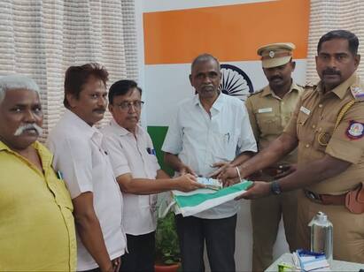 Karur news Surrender to old man who missed money - TNN சாலை ஓரமாக கிடந்த 50,000 ரூபாய்...தவறவிட்ட முதியவருக்கு மீண்டும் கிடைத்தது எப்படி?