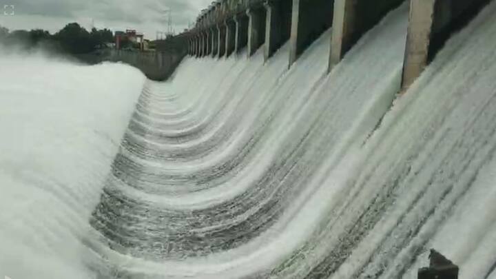 त्यामुळे गोदावरी काठच्या नागरिकांना सतर्कतेचा इशारा देण्यात आलाय.