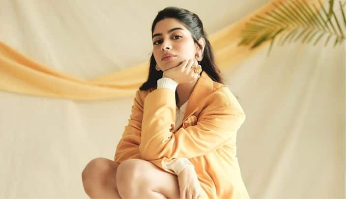 Khushi Kapoor Latest Photos: దేవర హీరోయిన్ జాన్వీకపూర్ కి సోదరి ఖుషి కపూర్ అంటే ఎంతో ప్రేమ. ఆమెకి కూడా అక్కంటే ఎంతిష్టమో... అన్ని విషయాల్లోనూ జాన్వీనే అనుకరిస్తుంటుంది ఖుషి...