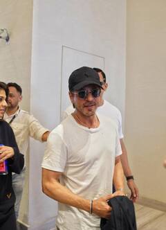 IIFA 2024 के लिए अबू धाबी पहुंचे Shah Rukh Khan, स्टाइलिश लुक में हुए स्पॉट, तस्वीरें वायरल