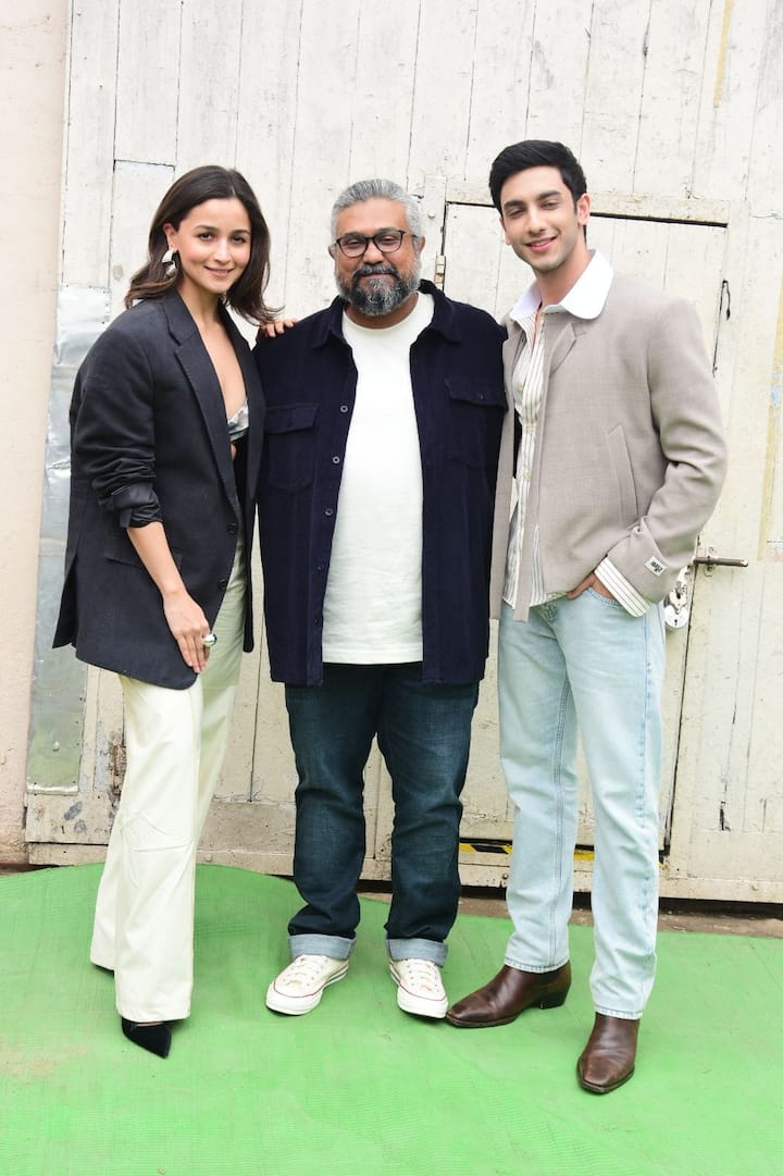 Director Vasan Bala also posed with his actors before the trailer launch.