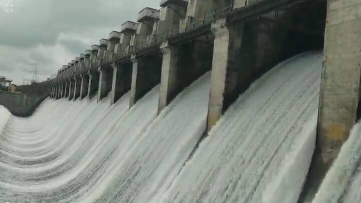 जायकवाडी यावर्षी धरणातून पहिल्यांदाच 56 हजार 592 क्यूसेकने पाण्याचा विसर्ग करण्यात आलाय.