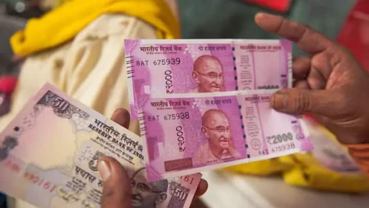Indian Rupee : जगातीला काही निवडक देशांमध्ये आपण फिरायला गेलो तर आपल्याला फिरण्याचा मनसोक्त आनंद घेता येऊ शकतो.