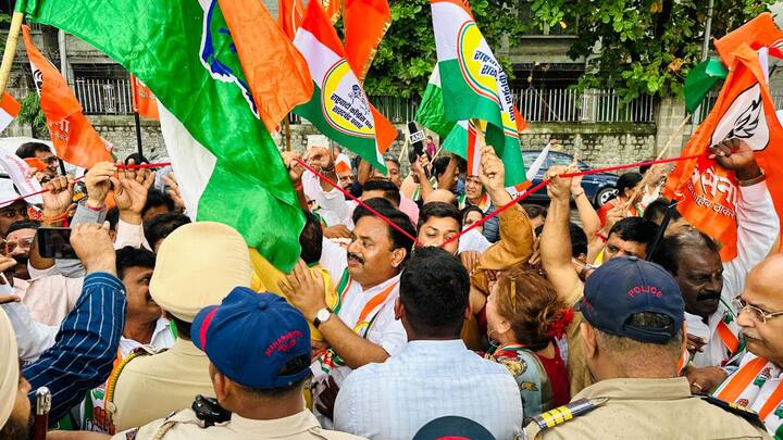 रविवारी २९ तारखेला लोकार्पण होणार आहे, मात्र याविरोधात मविआचे नेते संतप्त झाले आहेत, त्यांनी या ठिकाणी आंदोलन सुरू केलं आहे, तर लाल फित कापत त्यांनी लोकार्पण केलं असून आजच आम्ही मेट्रोने प्रवास करणार म्हणत आक्रमक झाले आहेत. यावेळी आमदार रवींद्र धंगेकर, राष्ट्रवादी काँग्रेसचे शहराध्यक्ष प्रशांत जगताप, शिवसेना ( ठाकरे गट ) शहरप्रमुख संजय मोरे, काँग्रेसचे शहराध्यक्ष अरविंद शिंदे आणि महाविकास आघाडीचे नेते, कार्यकर्ते, पदाधिकाऱ्यांनी जिल्हा न्यायालय मेट्रो स्थानकाबाहेर भर पावसात आंदोलन केलं आहे.