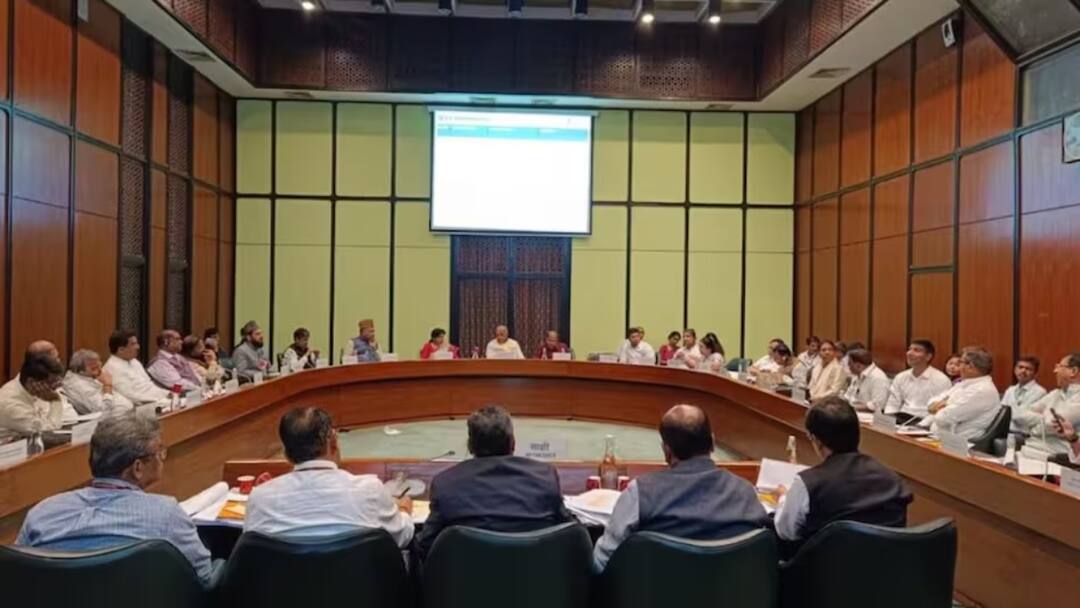 अखाड़ा बनी JPC की बैठक! हाथापाई तक पहुंची बात, चेयरमैन जगदंबिका पाल ने किया बचाव JPC Mumbai to hold informal discussions with various stakeholders in an effort to refine the bill Jagdambika Pal अखाड़ा बनी JPC की बैठक! हाथापाई तक पहुंची बात, चेयरमैन जगदंबिका पाल ने किया बचाव