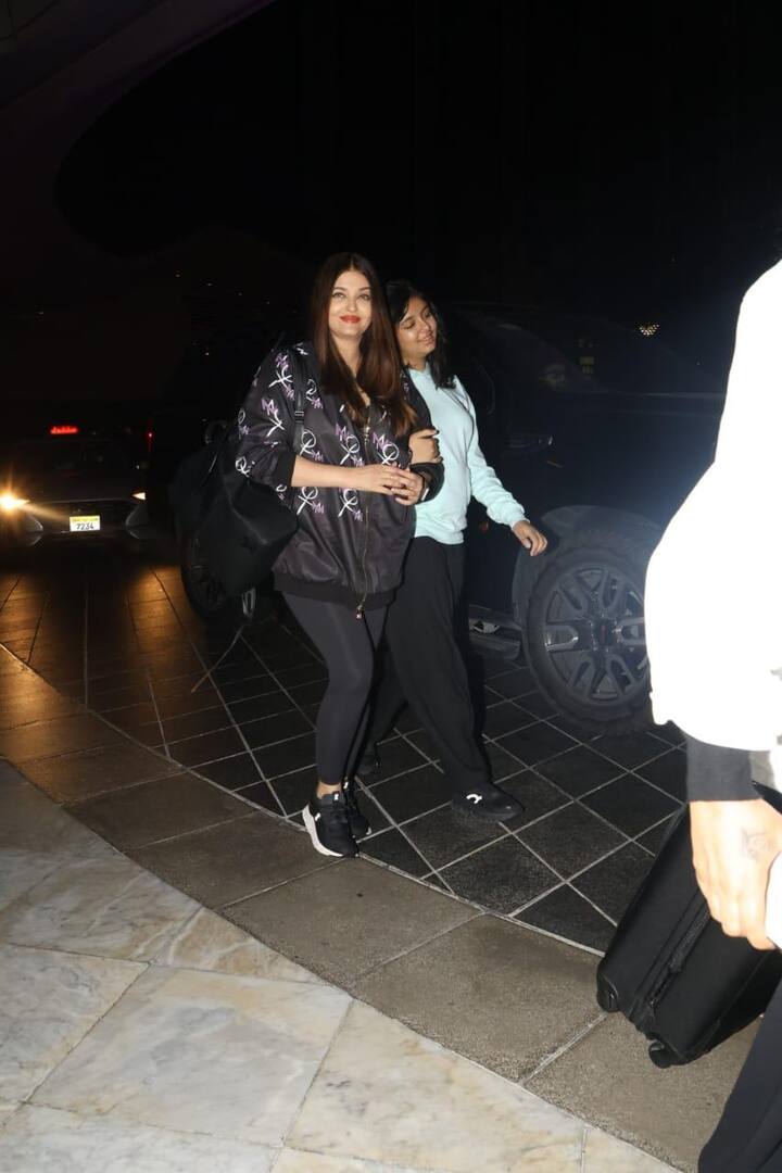 इस दौरान ऐश्वर्या राय के साथ उनकी लाडली बेटी आराध्या बच्चन भी नजर आई. दोनों की ये तस्वीरें सोशल मीडिया पर तेजी से वायरल हो रही हैं.