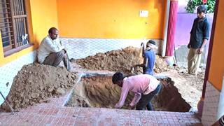 30 ਸਾਲ ਪਹਿਲਾਂ ਮਾਂ ਤੇ ਭਰਾਵਾਂ ਨੇ ਪਿਤਾ ਦਾ ਕਤਲ ਕਰ ਦੱਬਿਆ ਸੀ ਵਿਹੜੇ 'ਚ, ਡੀਐਮ ਦੇ ਹੁਕਮਾਂ 'ਤੇ 15 ਫੁੱਟ ਖੁਦਾਈ 'ਚ ਮਿਲਿਆ ਪਿੰਜਰ