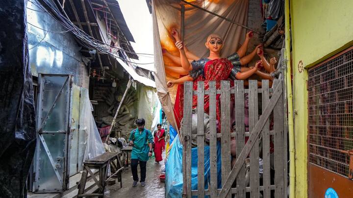 অর্থাৎ, দুর্গাপুজোয় বৃষ্টির সম্ভাবনা থাকছেই। বাংলা থেকে বর্ষা বিদায় নিচ্ছে না পুজোর আগে। ভারতের মৌসম ভবন জানিয়েছে অক্টোবর মাসেও বৃষ্টির সম্ভাবনা রয়েছে পূর্ব ভারতে।