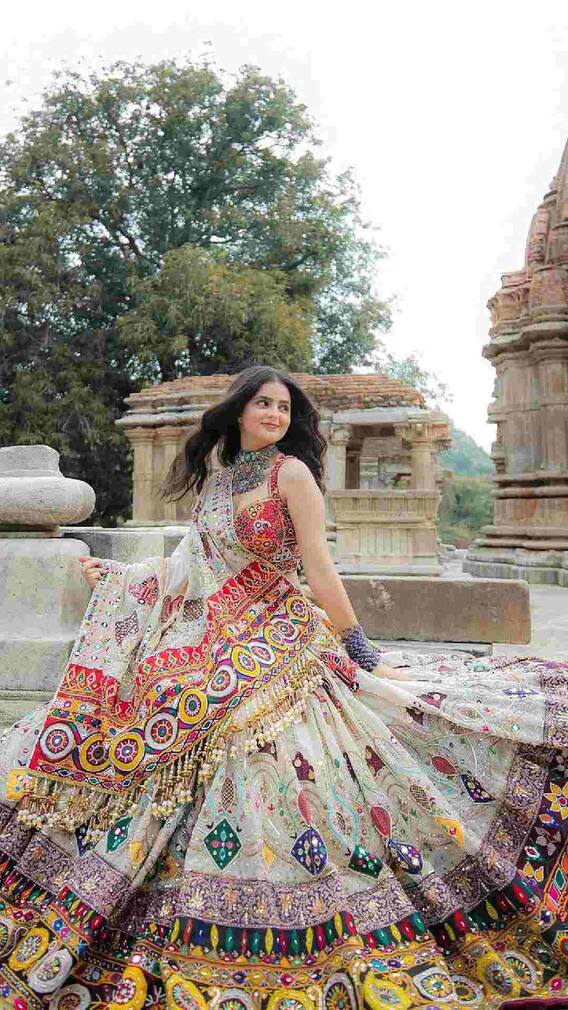 नवरात्रीत ट्राय करा हे आउटफिट्स