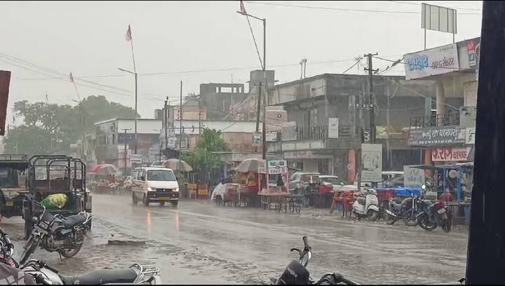 આ સાયક્લોનિક સર્ક્યુલેશન નબળું પડ્યા પછી, સૌરાષ્ટ્ર, દક્ષિણ ગુજરાત અને મધ્યપ્રદેશ બોર્ડર લાગુ વિસ્તારોમાં વરસાદ પડવાની શક્યતા છે.
