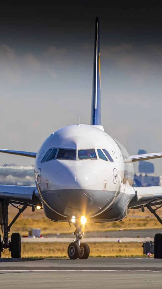 प्लेन में क्यों लगी होती है हेडलाइट?