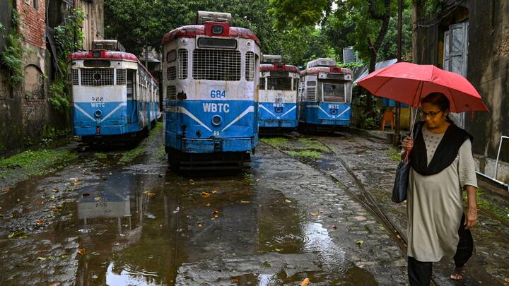 আজ বাঁকুড়া, পুরুলিয়া, পশ্চিম বর্ধমান, বীরভূম, মুর্শিদাবাদে বৃষ্টির সম্ভাবনা বেশি। শনি ও রবিবার আবহাওয়ার অনেকটাই উন্নতি। বৃষ্টির সম্ভাবনা কম থাকবে।