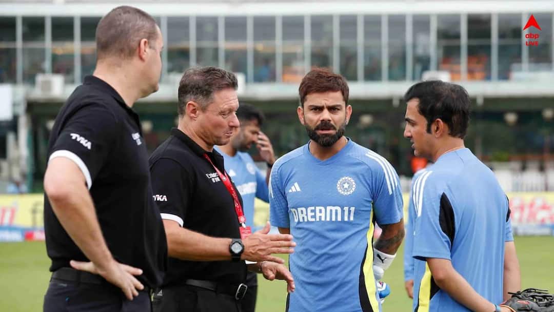 IND vs BAN 2nd Test virat Kohli feet touched by grounds man working at green park video goes viral Virat Kohli: কোহলিকে দেখে আচমকাই এগিয়ে এলেন মাঠকর্মী, তারপর যা ঘটল... দেখুন ভাইরাল ভিডিও