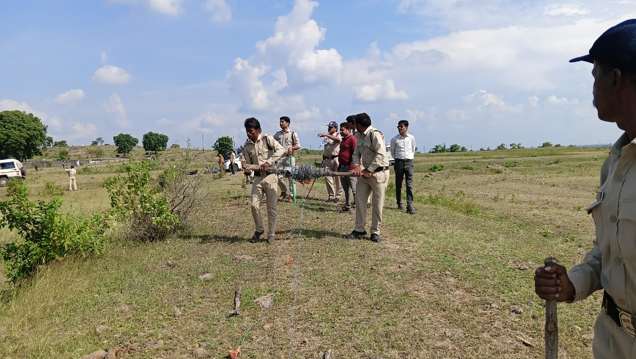 विदिशा में 10 करोड़ की 79 हेक्टेयर सरकारी जमीन कब्जा मुक्त, फेंसिंग लगाकर 12 वर्षों से हो रही थी खेती