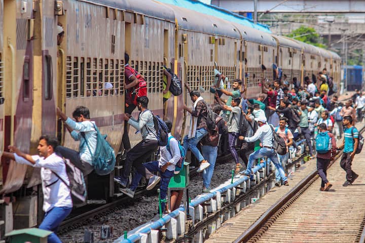 तुमच्या सीट क्रमांकापुढं CNF असा उल्लेख असेल तर तुम्हाला ट्रेनमध्ये सीट मिळाली आहे असा अर्थ होतो. CNF चा अर्थ कन्फर्म असा असतो. म्हणजेच तुम्ही आरक्षित करत असलेलं तिकीट निश्चित झालं असून तुम्हाला ट्रेनमधील सीट दिली जाते.