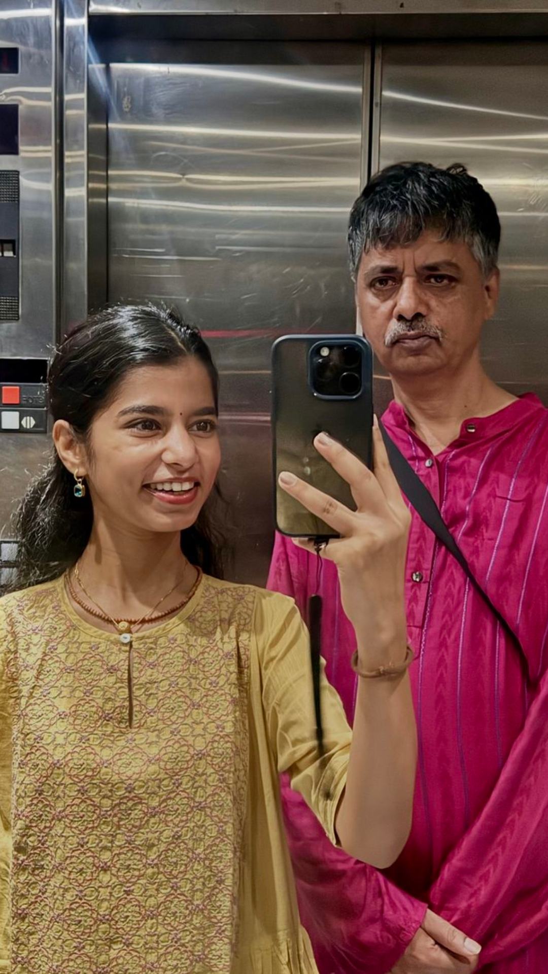 साथ ही कई और तस्वीरों में उनके हाथ में आइफोन नजर आया है.