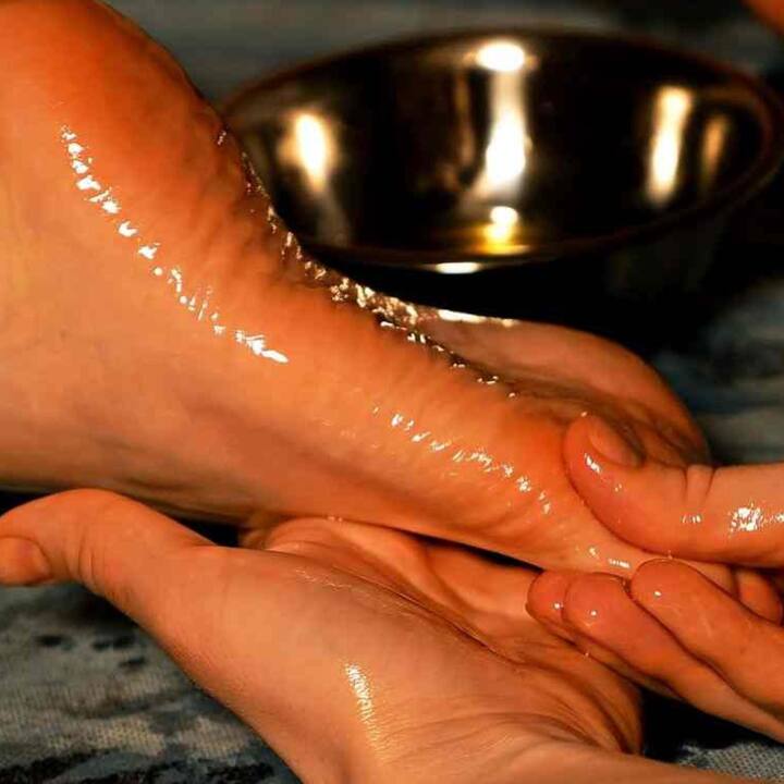 ਅਕਸਰ ਸਾਰਾ ਦਿਨ ਕੰਮਕਾਰ ਕਰਨ ਤੋਂ ਬਾਅਦ ਇਨਸਾਨ ਥੱਕ ਜਾਂਦਾ ਹੈ। ਪੂਰੇ ਸਰੀਰ ਦੇ ਨਾਲ ਨਾਲ ਪੈਰਾਂ ਵਿੱਚ ਦਰਦ ਰਹਿੰਦਾ ਹੈ ।