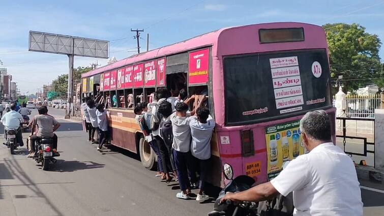 Thanjavur news Students travel dangerously on bus stairs in Tanjore - TNN படிக்கட்டில் பயணம்... எந்த நொடியும் மரணம்: ஆபத்து கண்ணா... இது ஆபத்து