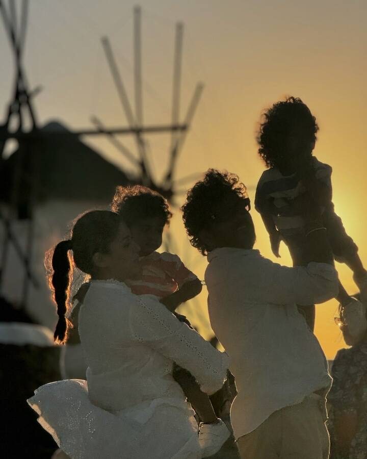 फोटो में नयनतारा व्हाइट आउटफिट में नजर आ रही हैं. नहीं विग्नेश ने व्हाइट शर्ट के साथ पैंट पहनी है. दोनों ने गोद में बच्चों को लिया हुआ है.