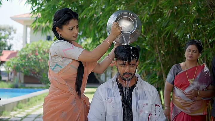 చిన్నాకి తలస్నానం చేయించి లోపలకు తీసుకురా అని భైరవి..సత్యను ఆదేశిస్తుంది.. అది ఈ ఇంటి ఆనవాయితీ అని పంచ్ వేస్తాడు మహదేవయ్య. సత్య క్రిష్ కి స్నానం చేయిస్తుంది...