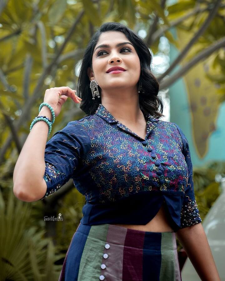 கிரிக்கெட் விளையாட்டை மிகவும் அழகாக சேர்ந்த திரைக்கதை மூலம் மிக எதார்த்தமாகவும் நேர்த்தியாகவும் கொடுத்துள்ளது