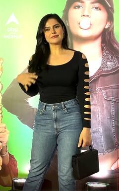 Zareen Khan |  Bollywood Updates | બ્લેક ટોપ અને બ્લુ ડેનિમમાં ઝરીન લાગી રહી છે બ્યુટિફુલ