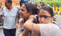 જમીન પર પછાડી, વાળ ખેંચ્યા, ગણવેશ ફાડી નાખ્યો, રસ્તાની વચ્ચે RPF મહિલા કોન્સ્ટેબલ સાથે મહિલા બાખડી પડ, વીડિયો વાયરલ