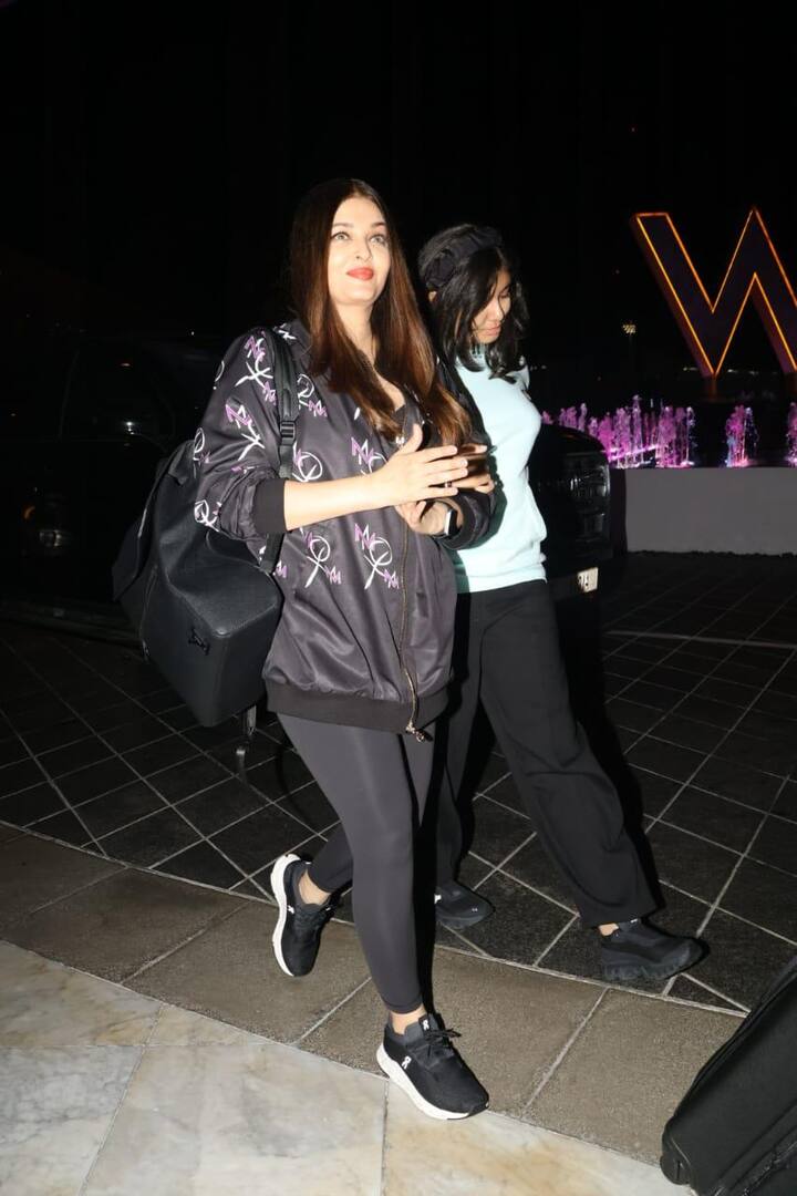 इन तस्वीरों में ऐश्वर्या और आराध्या कैजुअल लुक में दिखे. ऐश ने ऑल ब्लैक लुक कैरी किया था. एक्ट्रेस ने अपना लुक डार्क लिपस्टिक और खुले बालों के साथ पूरा किया.